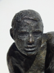 homme au repos, bronze patiné 16x16 (détail)