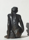 Femme assise sur le muret  ; bronze patiné 36 x16