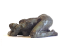 femme allongé à genou, bronze patiné 42x15