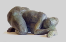 femme allongé à genou, bronze patiné 42x15